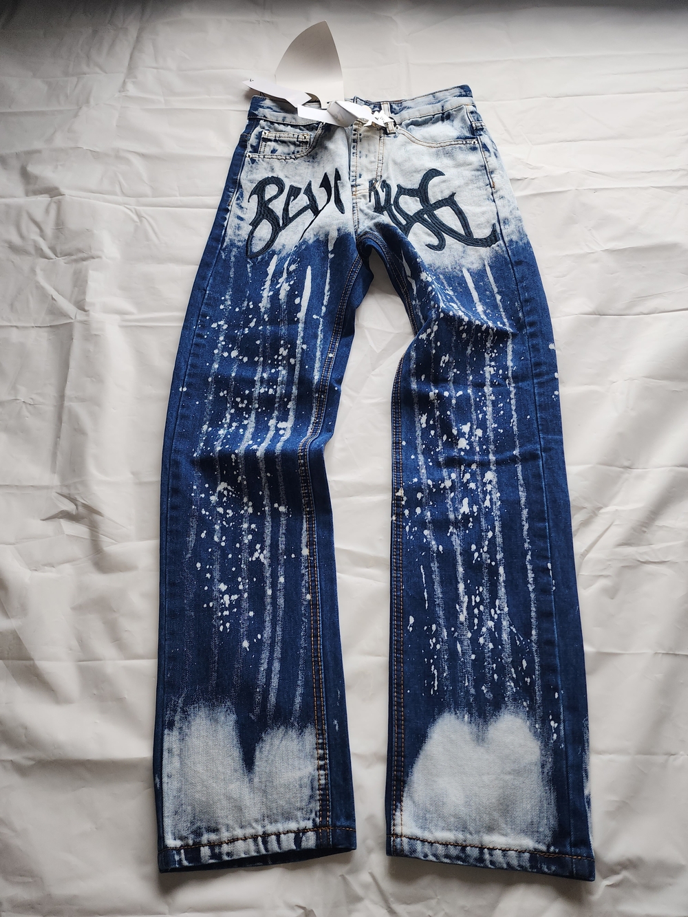 WATSON MEN'S EMBROIDERED REVENGE HAND BLEACHED DENIM JEANS SIZE 28W / 32IN